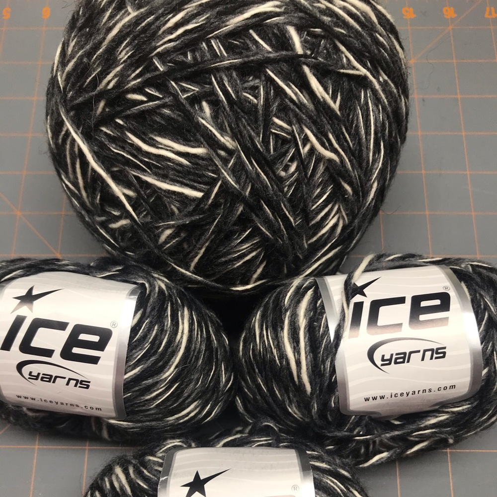 🧶 Yarn Lot Black/White Wool Blend